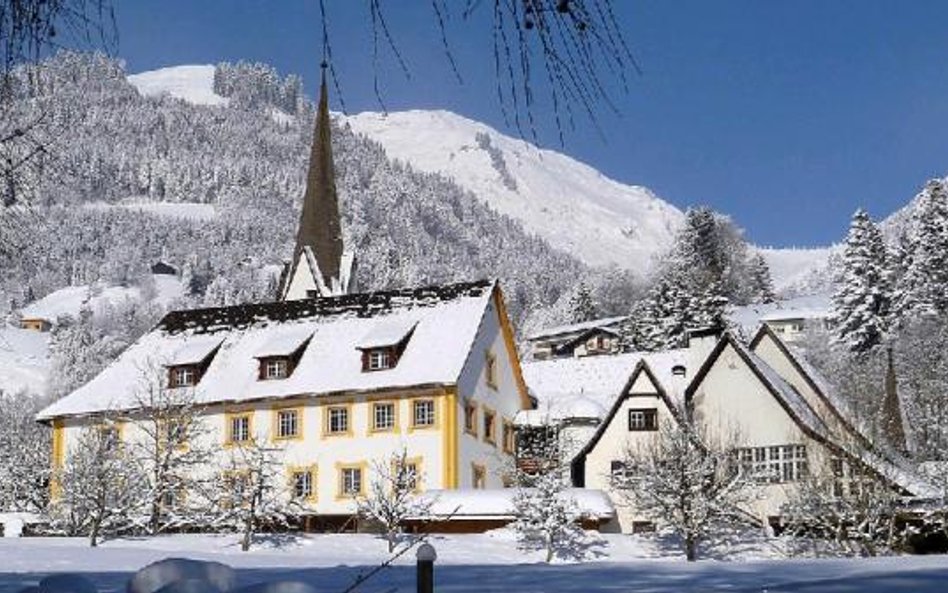 Klasztor St. Gerold wtopiony jest w zbocze doliny po słonecznej stronie Grosses Walsertal