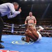 Anthony Joshua (tyłem, na ziemi) cztery razy był posyłany przez Andy’ego Ruiza Jr. (przodem) na desk