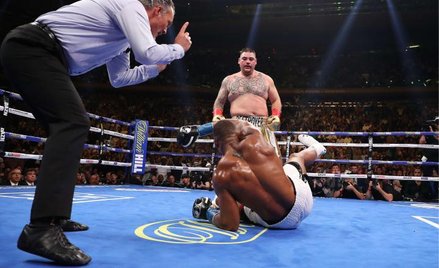 Anthony Joshua (tyłem, na ziemi) cztery razy był posyłany przez Andy’ego Ruiza Jr. (przodem) na desk