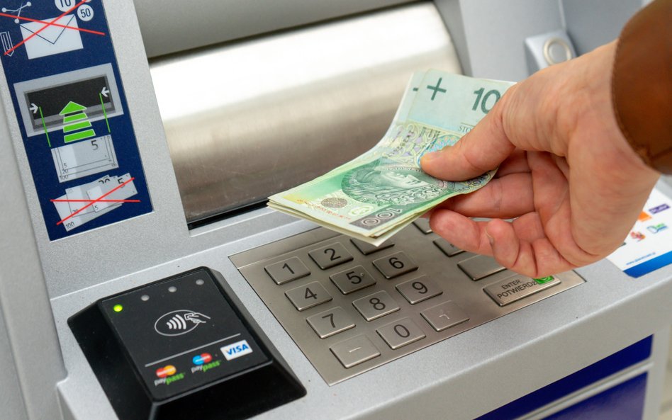 Rośnie liczba samoobsługowych placówek banków bez obsługi kasowej. Dostęp do gotówki zapewniają bank