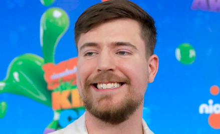 MrBeast, czyli Jimmy Donaldson, ma 25 lat i jest obecnie youtuberem z największą na świecie liczbą s