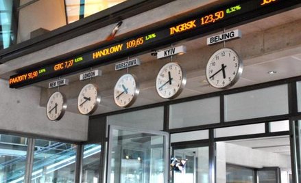 Pierwsze minuty poniedziałkowego handlu na warszawskim parkiecie przebiegają pod znakiem powoli doch