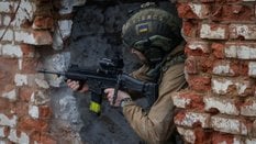 Zagraniczny ochotnik z 28. Samodzielnej Brygady Zmechanizowanej Sił Zbrojnych Ukrainy podczas ćwicze