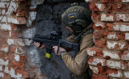 Zagraniczny ochotnik z 28. Samodzielnej Brygady Zmechanizowanej Sił Zbrojnych Ukrainy podczas ćwicze