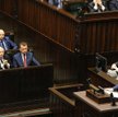 Sondaż: Koronawirus nie szkodzi PiS-owi. Lewica bliżej KO