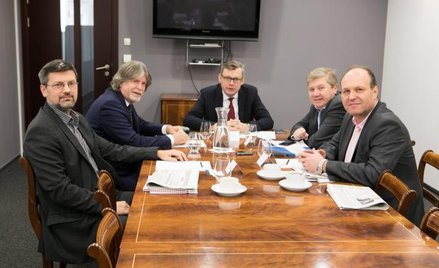 Uczestnicy debaty „Zdrowie – innowacje – przemysł. Przełomowe zmiany w branży tytoniowej a polityka 