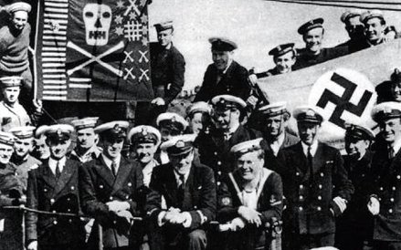 Załoga ORP „Sokół” po powrocie z rejsu bojowego