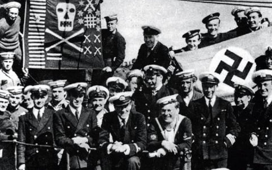 Załoga ORP „Sokół” po powrocie z rejsu bojowego