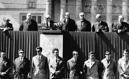 Pochód pierwszomajowy w roku 1964. Na trybunie Władysław Gomułka w otoczeniu notabli PRL, u stóp – e