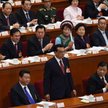 Chińscy parlamentarzyści, niektórzy w strojach ludowych, słuchają przemówienia premiera Li Keqiang