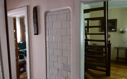 Piec kaflowy w centralnej części domu miał rónomiernie ogrzewać wszystkie pomieszczenia