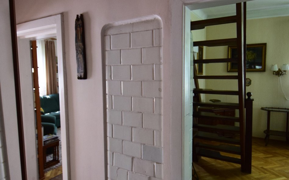 Piec kaflowy w centralnej części domu miał rónomiernie ogrzewać wszystkie pomieszczenia