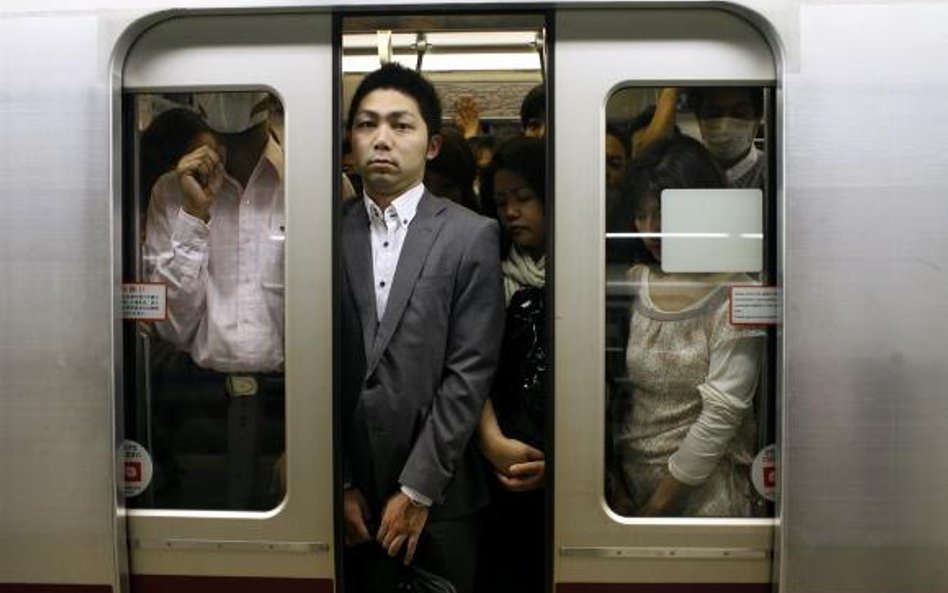 22.05.2009, Tokio, Japonia. Pracownik korporacji, tzw. salaryman, w drodze do pracy