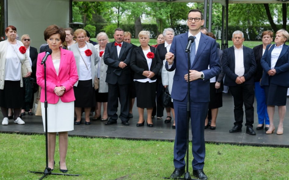 Warszawa, 16.05.2023. Premier Mateusz Morawiecki (P) i minister rodziny i polityki społecznej Marlen