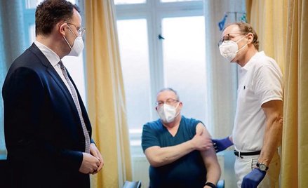 Minister zdrowia Niemiec Jens Spahn (z lewej) w gabinecie berlińskiego lekarza rodzinnego Andreasa C