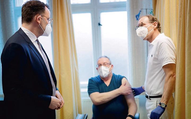 Minister zdrowia Niemiec Jens Spahn (z lewej) w gabinecie berlińskiego lekarza rodzinnego Andreasa C