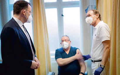Minister zdrowia Niemiec Jens Spahn (z lewej) w gabinecie berlińskiego lekarza rodzinnego Andreasa C