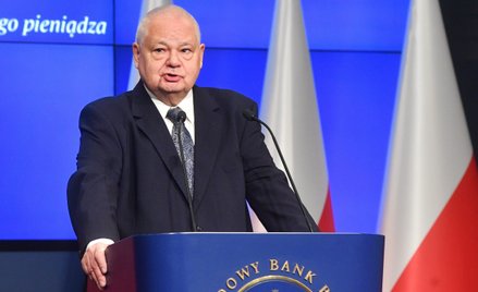 Czwartkowa konferencja prezesa NBP Adama Glapińskiego tradycyjnie już tylko w niewielkiej części poś