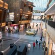 Obroty rosną, klientów ubywa w centrach handlowych