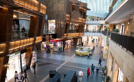 Z centrów handlowych zniknęła połowa klientów