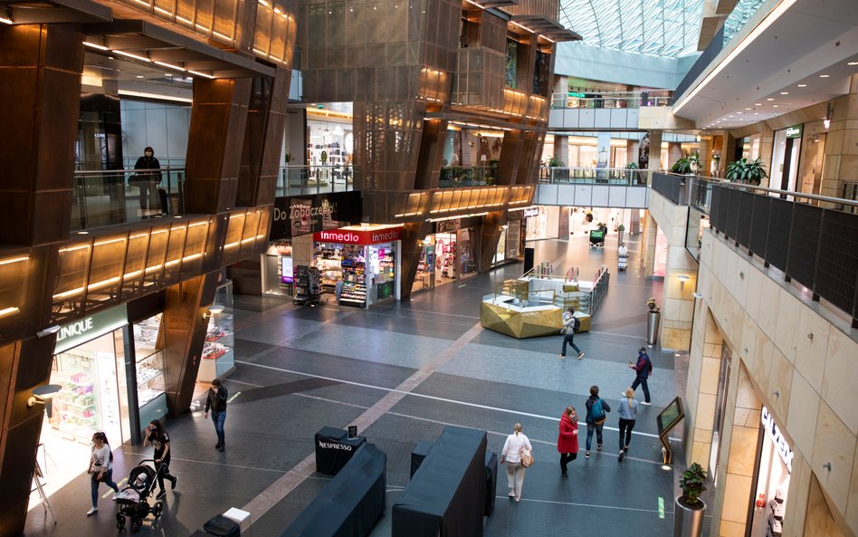 Obroty rosną, klientów ubywa w centrach handlowych