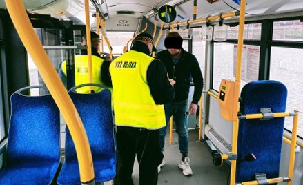 Mandat za brak maseczki w autobusie, sklepie czy w urzędzie może wystawić nie tylko policja, ale też
