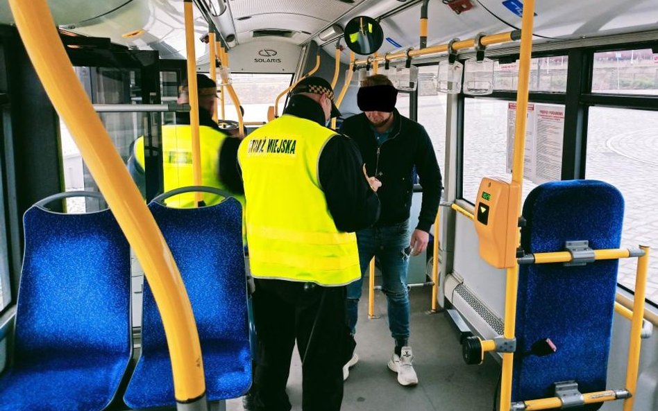 Mandat za brak maseczki w autobusie, sklepie czy w urzędzie może wystawić nie tylko policja, ale też