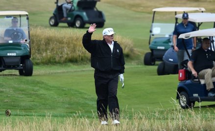 Donald Trump podczas partii golfa na swoim polu golfowym w Turnberry w lipcu 2018 r.