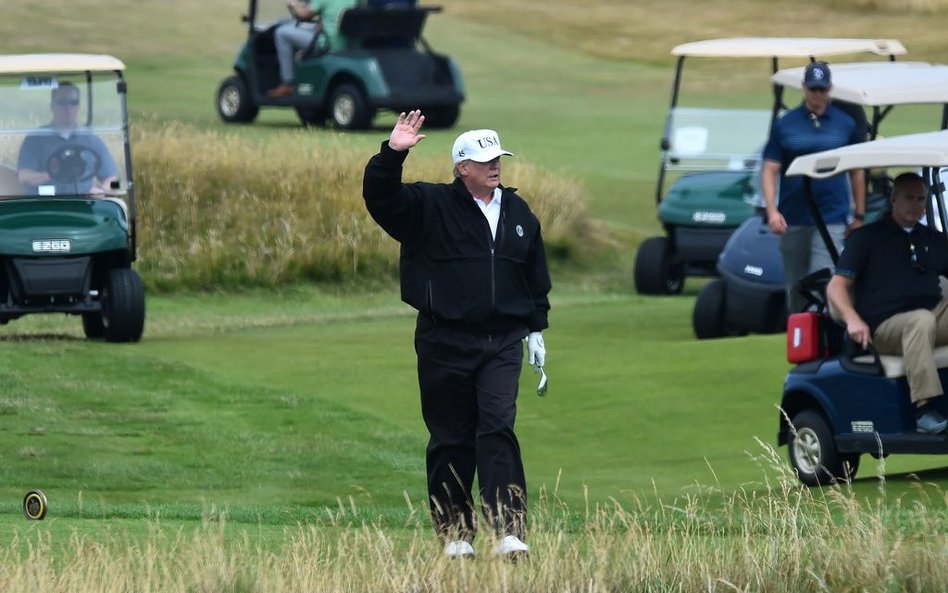 Donald Trump podczas partii golfa na swoim polu golfowym w Turnberry w lipcu 2018 r.