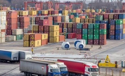 Nadwyżka handlowa Polski wciąż puchnie