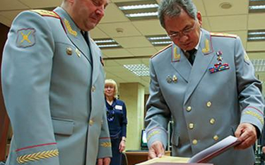Generał Siergun (z lewej) z ministrem obrony Rosji Siergiejem Szojgu