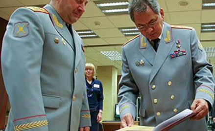 Generał Siergun (z lewej) z ministrem obrony Rosji Siergiejem Szojgu