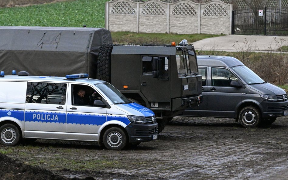 Policja i wojsko w miejscowości Sosnowa Dębowa w woj. lubelskim