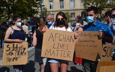 „Życie Afgańczyków ma znaczenie” – demonstracja w Paryżu, której uczestnicy domagali się od władz Fr
