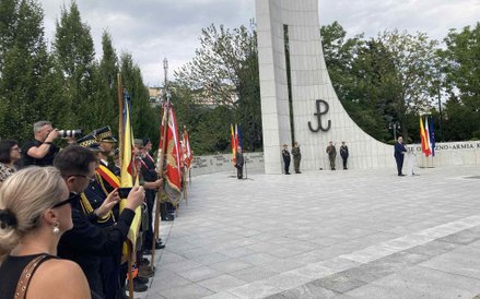 Na miejscu znalazło się wiele delegacji z wieńcami w hołdzie Powstańcom