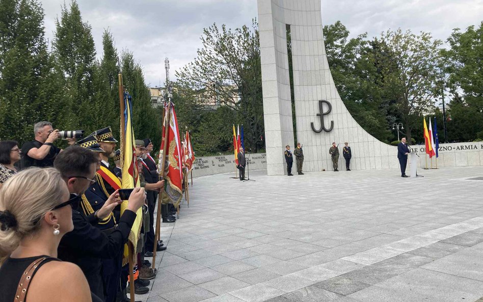 Na miejscu znalazło się wiele delegacji z wieńcami w hołdzie Powstańcom
