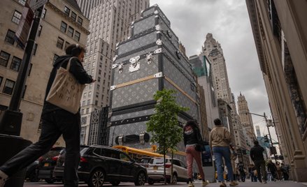Obecnie teren budowy zakrywa dekoracja nawiązująca do kufrów oferowanych przez markę Louis Vuitton. 