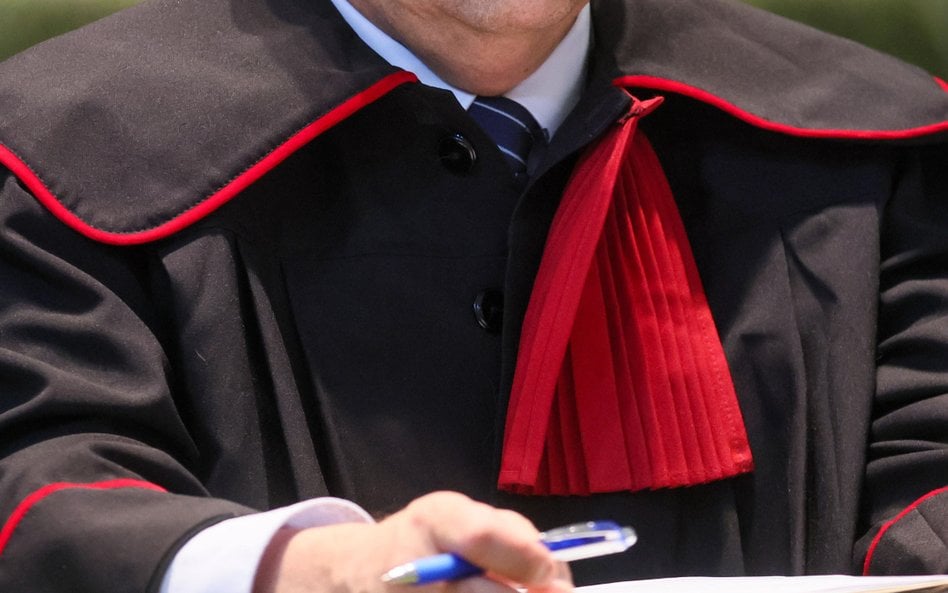 Pijany prokurator wyzywał policjantów i straszył lekarzy. „Jeśli mi pobierzesz krew to cię zniszczę”