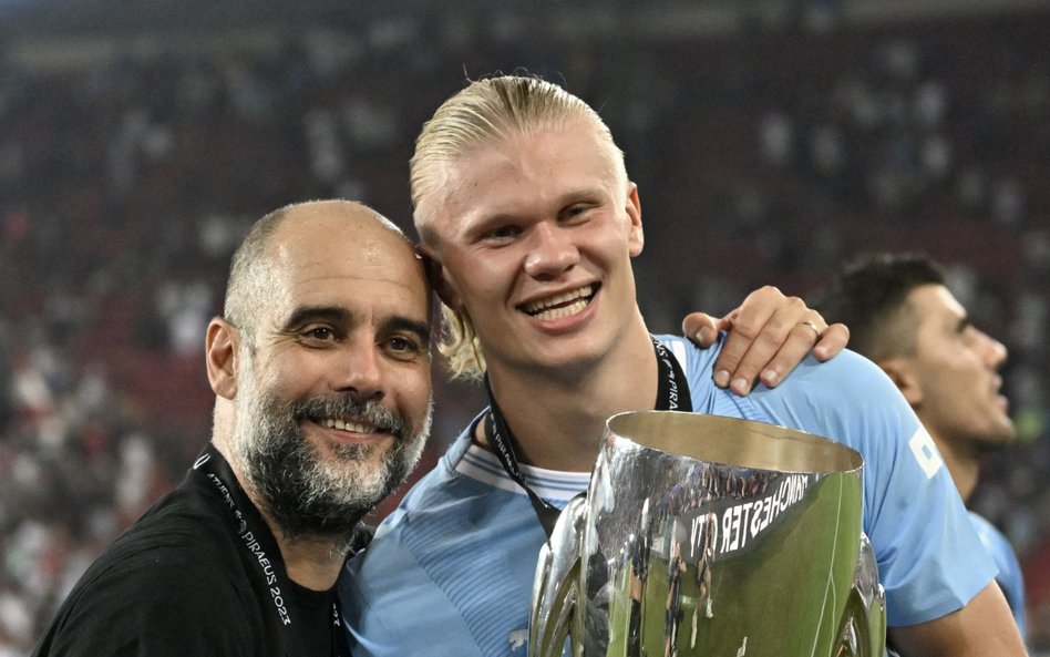 Napastnik Erling Haaland i trener Manchesteru City Pep Guardiola świętują zwycięstwo