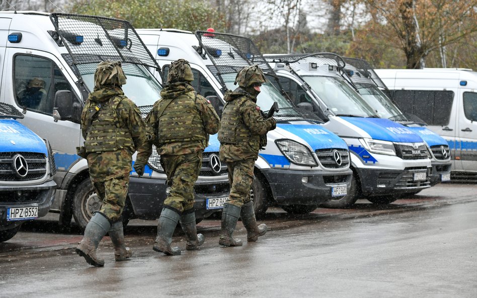 Żołnierze WP i policja na terenie miejscowości Przewodów