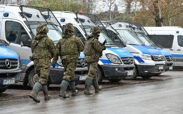 Żołnierze WP i policja na terenie miejscowości Przewodów