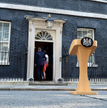 David Cameron (na zdjęciu z żoną Samanthą tuż po konferencji prasowej w dzień po referendum) wyprowa