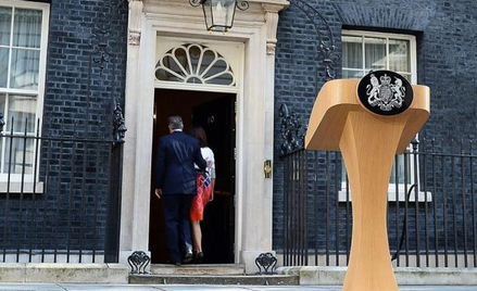 David Cameron (na zdjęciu z żoną Samanthą tuż po konferencji prasowej w dzień po referendum) wyprowa