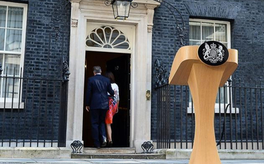 David Cameron (na zdjęciu z żoną Samanthą tuż po konferencji prasowej w dzień po referendum) wyprowa