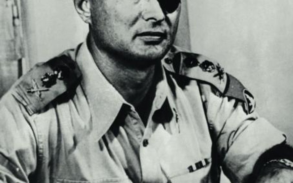 Gen. Mosze Dajan, szef Sztabu Generalnego armii izraelskiej, fotografia z 1956 r.