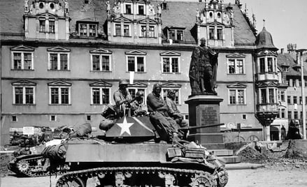 Żołnierze amerykańscy w niemieckim mieście Coburg w 1945 r.