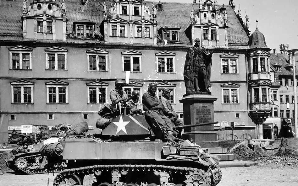 Żołnierze amerykańscy w niemieckim mieście Coburg w 1945 r.