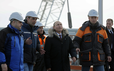 Prezydent Władimir Putin wizytuje budowę mostu krymskiego w marcu 2018 roku
