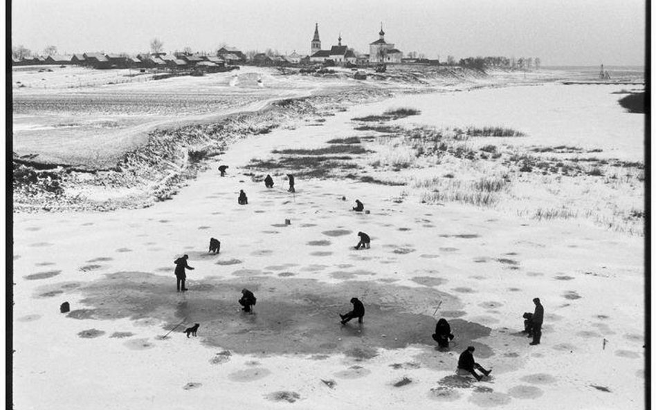 Rybacy na zamarzniętej rzece. Obwód Włodzimierski, Suzdal, Rosja, 1972 (materiały promocyjne Muzeum 