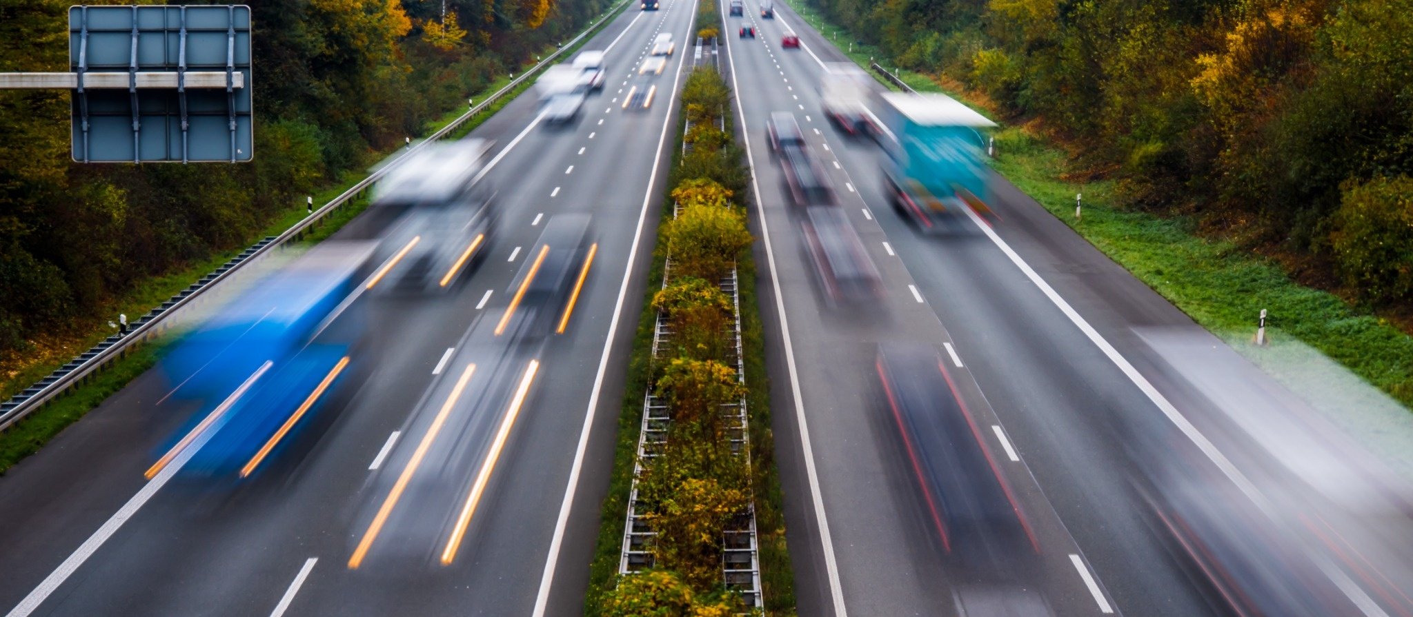 Na autostradzie można wyprzedzać prawym pasem zgodnie z przepisami